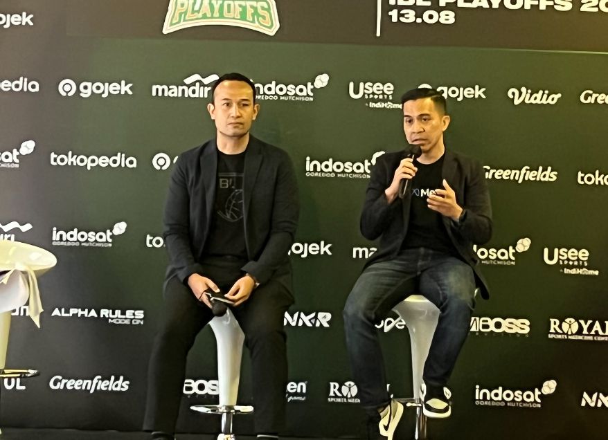 Junas Miradiarsyah (kiri) bersama perwakilan Instagram, Dolly Lesmana, mengumumkan kerja sama IBL dan Instagram di Bandung, Selasa (9/8/2022).