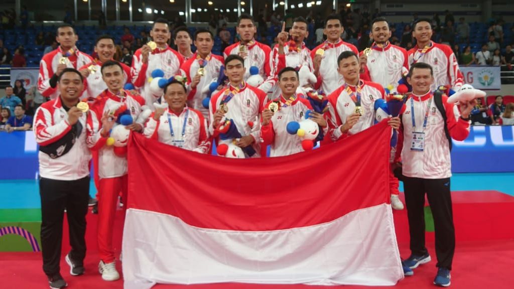 Timnas voli putra Indonesia berpose di podium SEA Games XXX, 10 Desember 2019. Indonesia mengakhiri paceklik emas SEA Games yang berlangsung selama satu dekade usai menekuk Filipina di final. 