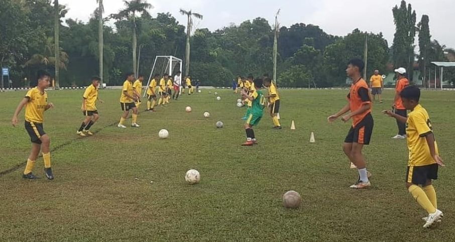 Para pemain Tribakti Yudha jalani latihan menuju laga pertama Liga TopSkor U-13 2022-2023.