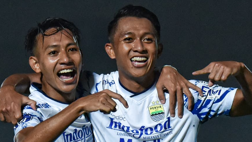 Beckham Putra (kiri) bersama Febri Hariyadi merayakan golnya untuk Persib Bandung saat menghadapi Bali United di pekan ketiga Liga 1 2021-2022, 18 September 2021.