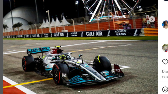 Pembalap Mercedes, Lewis Hamilton, beraksi di GP Bahrain 2022.