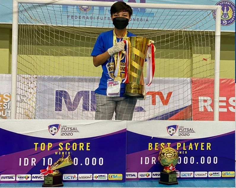 Pemain Persiba Female FC, Dinar Kartika memamerkan trofi juara, top skor dan pemain terbaik Women Pro Futsal League 2020.
