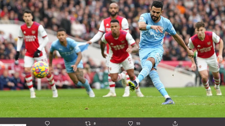 Gelandang Manchester City, Riyad Mahrez, melepaskan tembakan penalti yang menyamakan kedudukan lawan Arsenal, Sabtu (1/1/2022).  