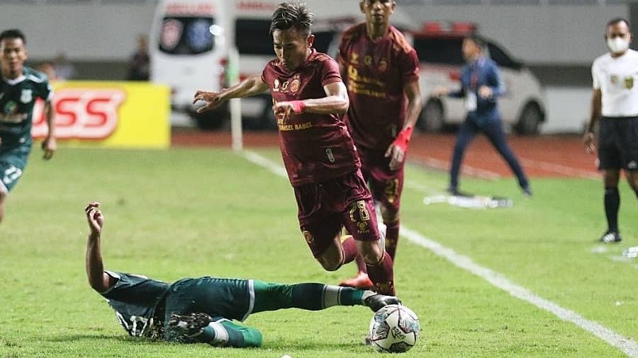 Aksi pemain Sriwijaya FC, Hari Habrian yang mencoba melewati adangan pilar PSMS Medan dalam laga Liga 2 2021, 29 Oktober 2021.