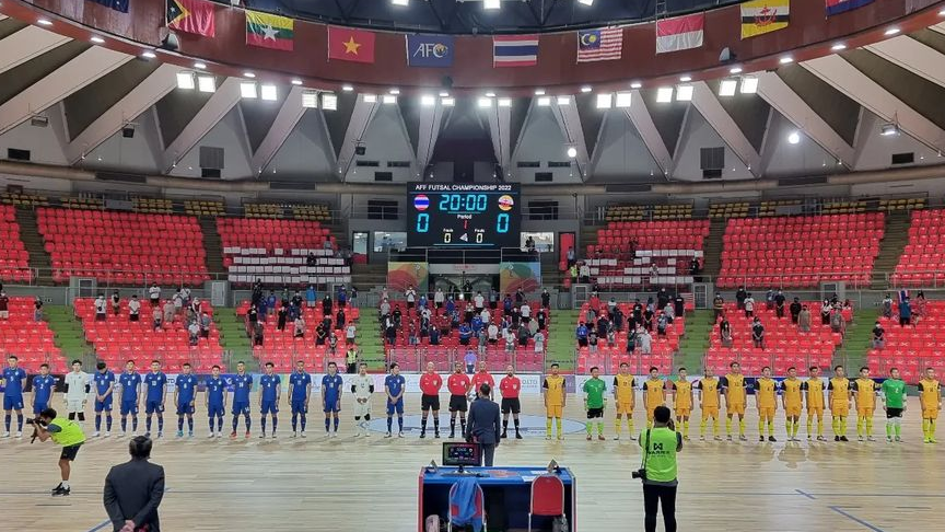 Para pemain timnas futsal Thailand (biru) dan Brunei Darussalam berbaris sebelum bertanding di fase grup Piala AFF Futsal 2022, 2 April 2022.