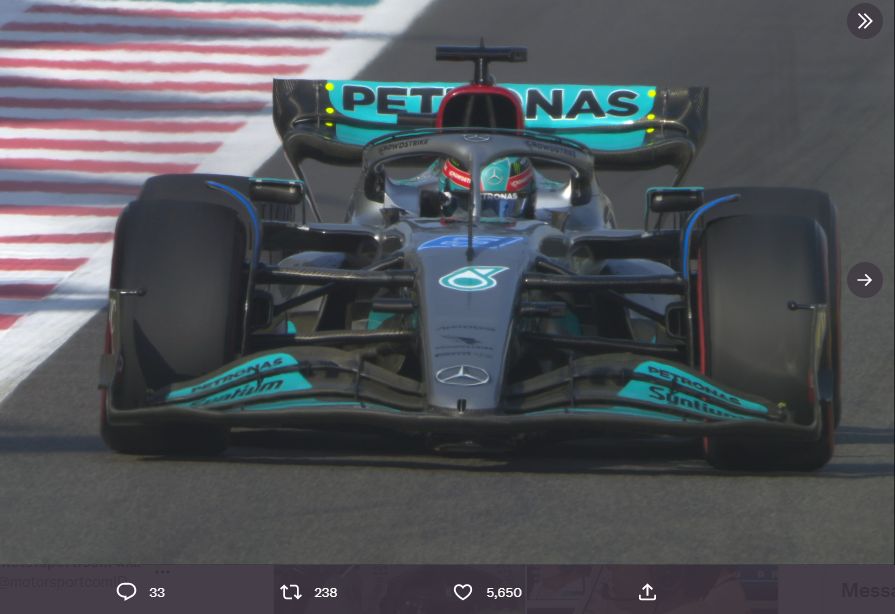 Pembalap Tim Mercedes-AMG Petronas F1 Lewis Hamilton saat memacu Mercedes F1 W13 di sesi kualifikasi GP Abu Dhabi di Sirkuit Yas Marina.