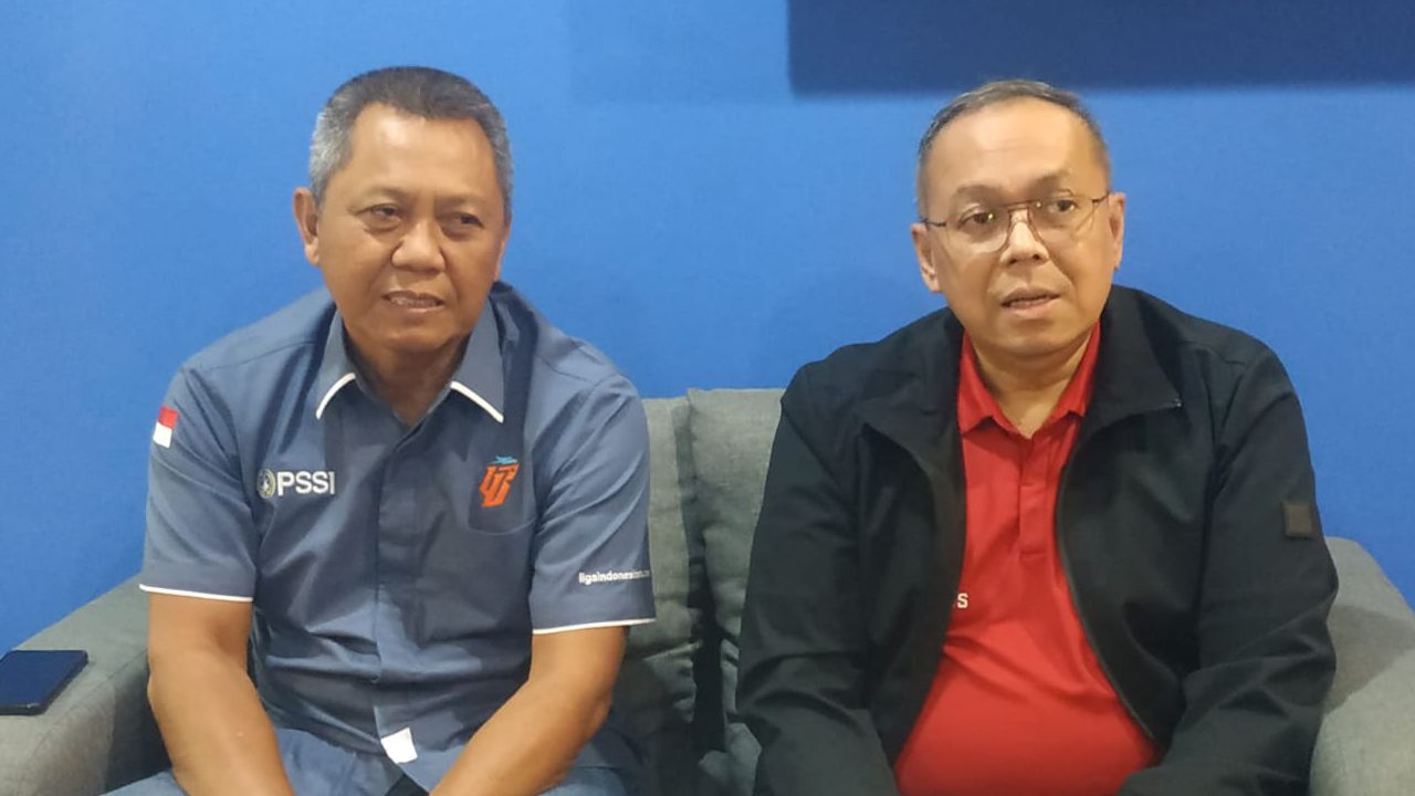 Direktur Operasional dan Direktur Utama PT Liga Indonesia Baru (LIB), Sudjarno (baju abu-abu) dan Akhmad Hadian Lukita (jaket hitam), pada acara buka bersama dengan awak media di Jakarta, 25 April 2022.