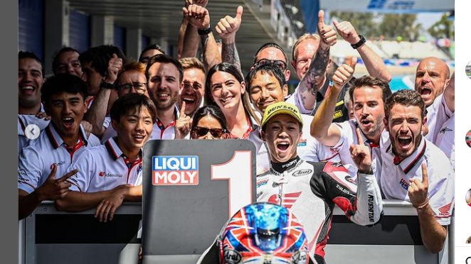 Ai Ogura (tengah, memegang papan nomor) merayakan kemenangannya di Moto2 GP Spanyol 2022 bersama Honda Team Asia.