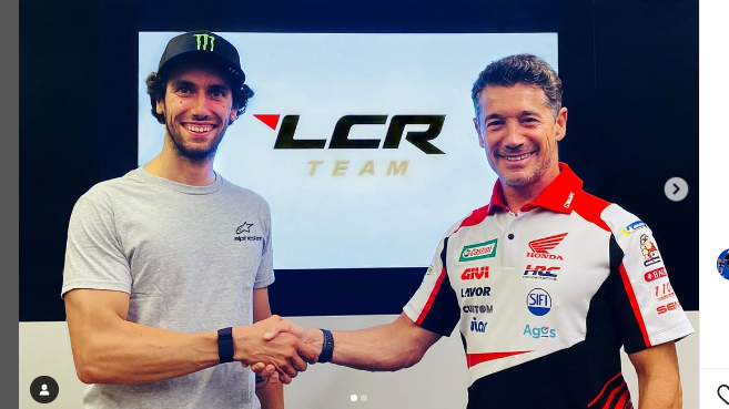 Alex RIns (kiri) berjabat tangan dengan bos LCR Honda, Lucio Cecchinello, usai meresmikan kontrak anyar berdurasi dua tahun.
