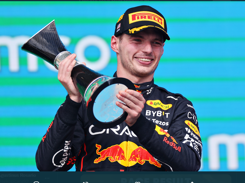 Pembalap Red Bull Racing, Max Verstappen, berpose dengan trofi usai memenangi GP Amerika Serikat 2022.