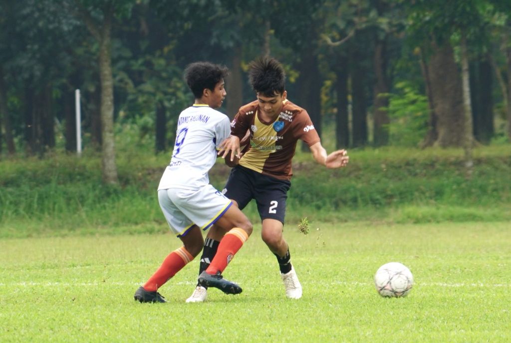 Duel perebutan bola antara pemain Bintang Ragunan dan RMD pada lanjutan Liga TopSkor U-17 2022.