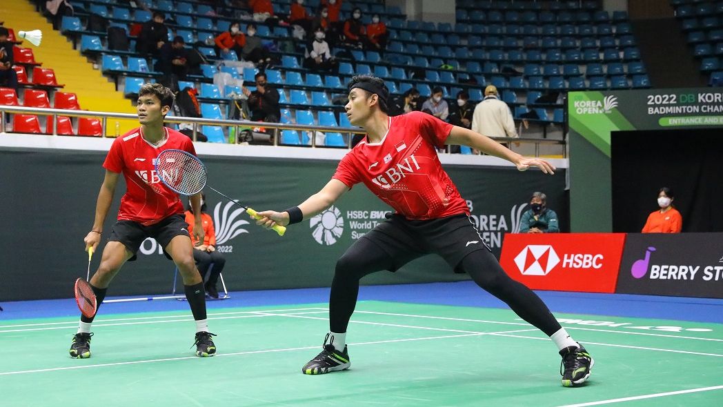 Aksi ganda putra Indonesia, Muhammad Shohibul Fikri/Bagas Maulana, saat tampil dalam salah satu pertandingan Korea Open 2022.