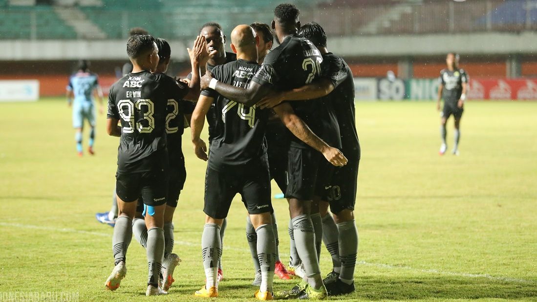 Suka cita para pemain Persib seusai membobol gawang Persela dalam laga pamungkas seri kedua Liga 1 2021-2022.