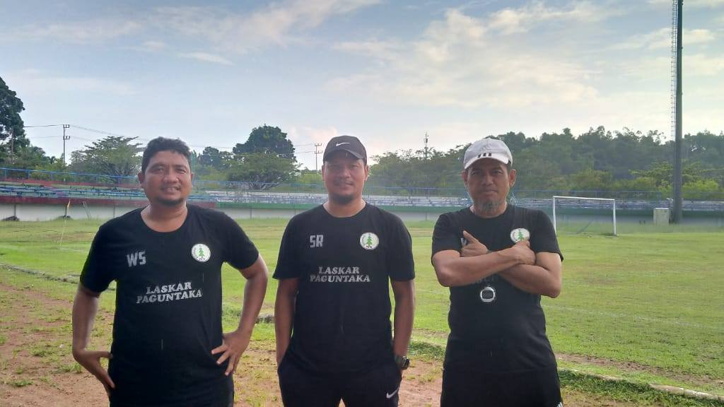 Selamet Riadi (tengah) diapit dua staf kepelatihan PS Tarakan Banten Jaya pada Liga 3 2019 Regional Kalimantan Utara.