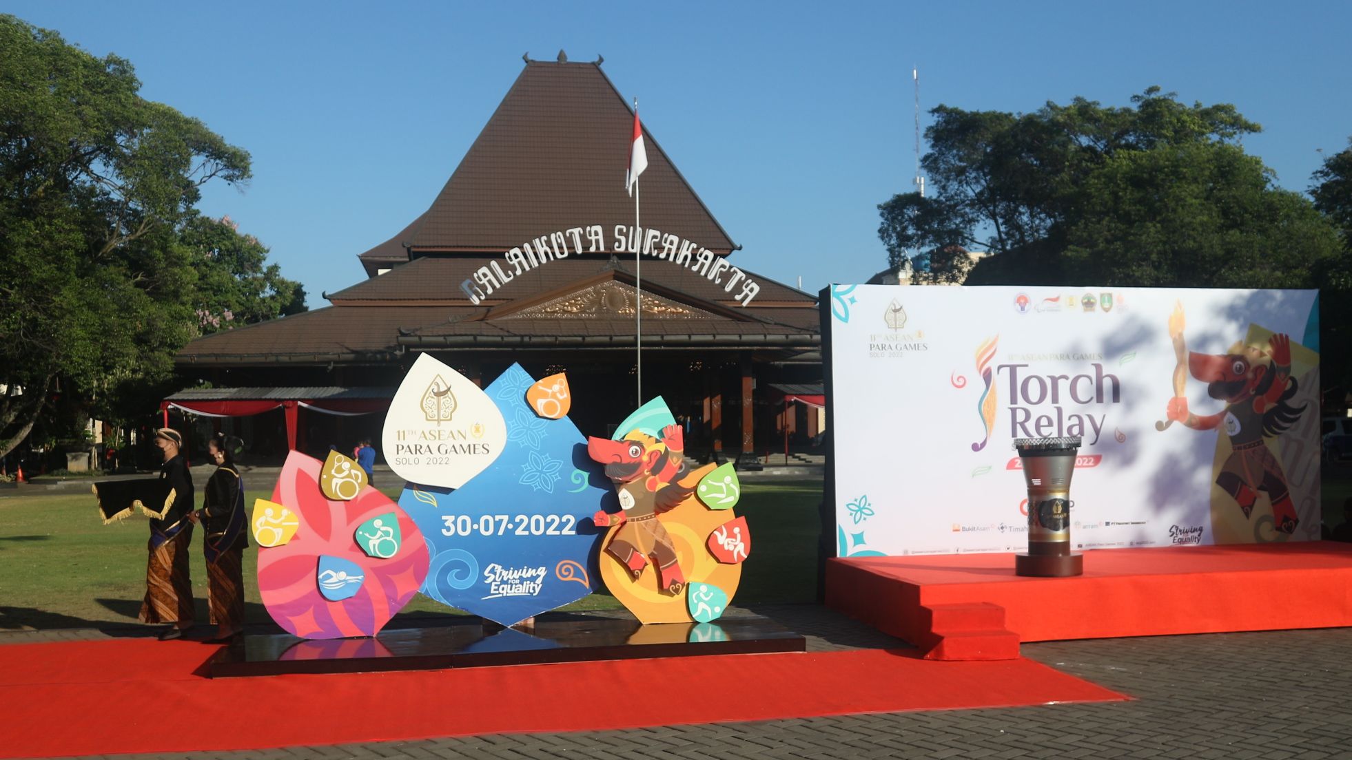 Panggung mini disiapkan di halaman Balai Kota Surakarta sebagai titik terakhir prosesi kirab obor ASEAN Para Games 2022 yang digelar di Solo pada Minggu (24/7/2022).