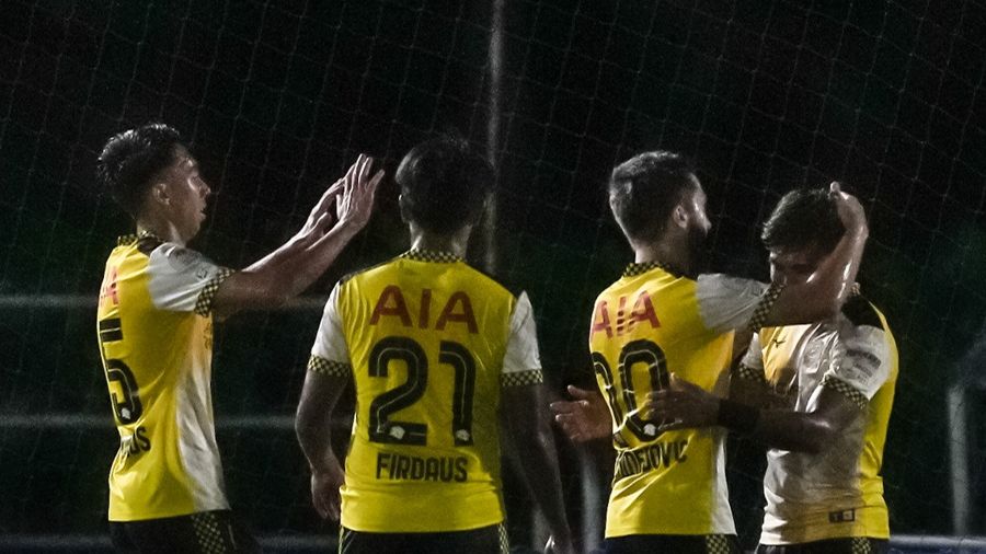 Para pemain Tampines Rovers merayakan kemenangan atas Balestier Khalsa dalam laga leg kedua semifinal Piala Singapura 2022, 15 November 2022.