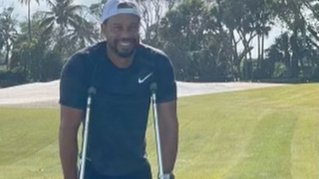 Tiger Woods terlihat hadir ke lapangan golf dengan tongkat kaki dan anjing peliharaannya.