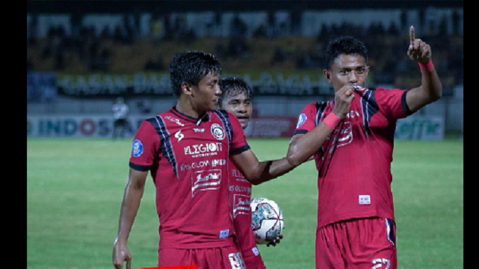 Selebrasi Dedik Setiawan (kanan) seusai mencetak gol penyama untuk Arema FC ke gawang Barito Putera pada pekan kedelapan Liga 1 2022-2023, 4 September 2022.