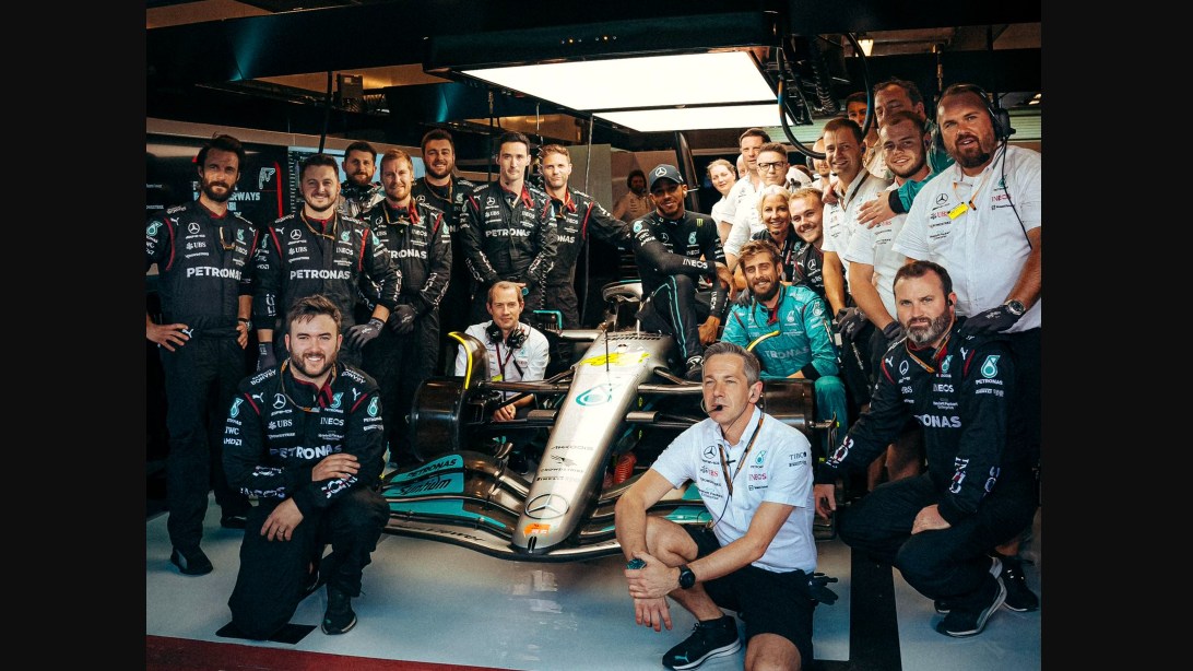 Lewis Hamilton berpose bersama seluruh krunya di Tim Mercedes-AMG Petronas F1 sebelum menjalani balapan terakhir F1 2022, GP Abu Dhabi.