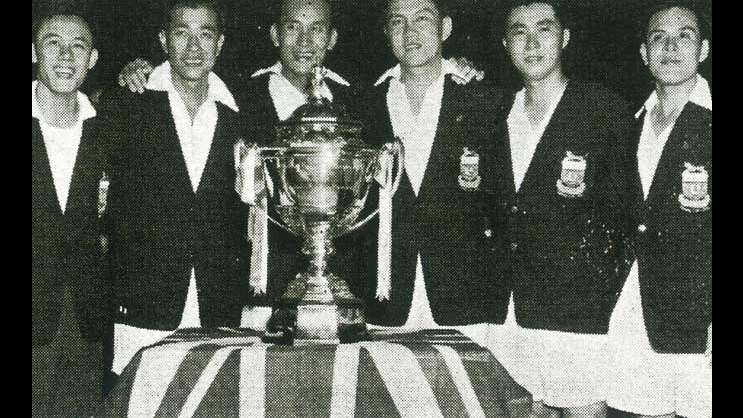 Wong Peng Soon (paling kiri) dan Ong Poh Lim (ketiga dari kiri) berpose bersama piala Thomas yang dimenangkan Malaysia pada 1955 silam.