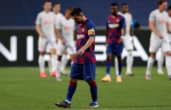 Ekspresi kekecewaan Lionel Messi setelah Barcelona tersingkir memalukan oleh Bayern Munchen di perempat final Liga Champions, Jumat (14/8/2020).