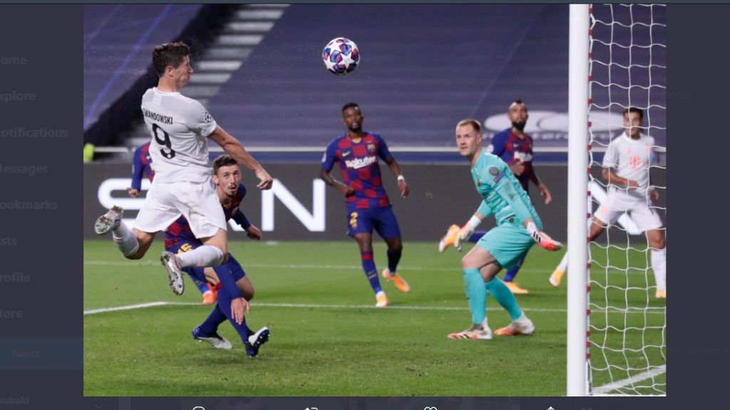 Robert Lewandowski mencetak gol untuk Bayern Munchen ke gawang Barcelona.