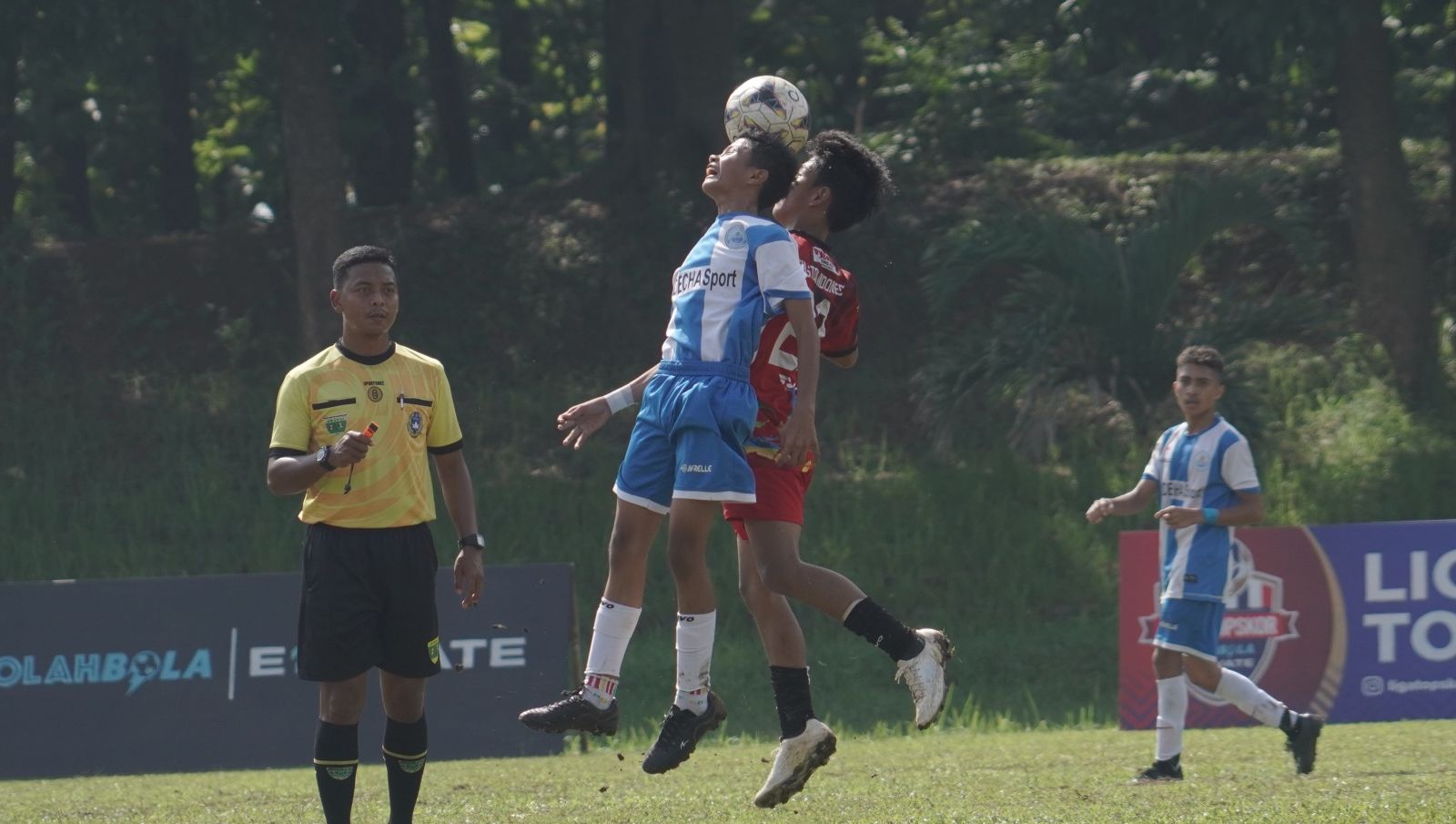 Duel pemain Samudera Putera (biru) dan Stoni Indonesia (merah) pada lanjutan laga grup Skor Liga TopSkor U-15 2022-2023.