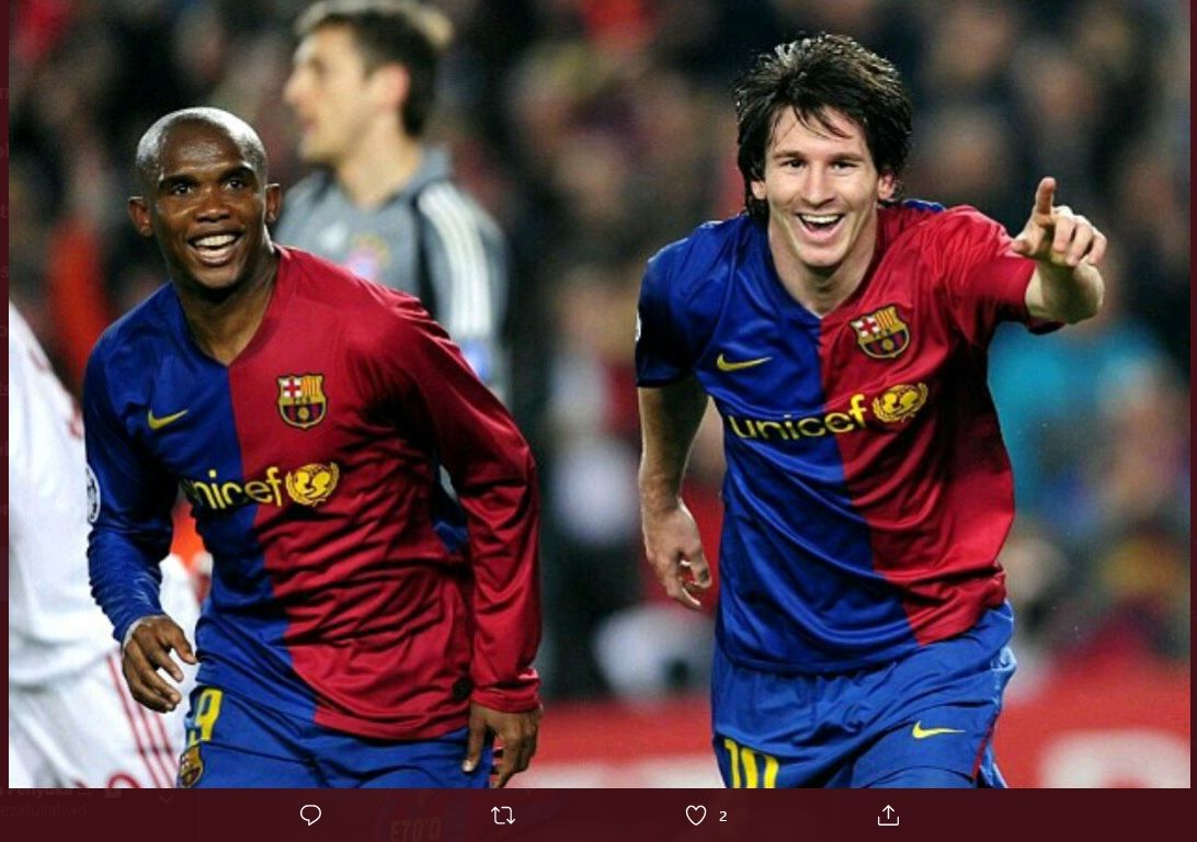 Samuel Eto'o (kiri) dan Lionel Messi usai mencetak gol untuk Barcelona.