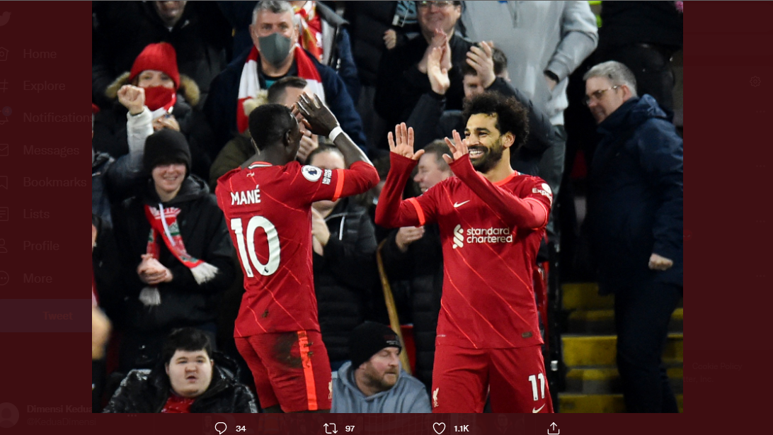 Pemain Liverpool, Mohamed Salah (kanan) merayakan golnya ke gawang Newcastle United bersama Sadio Mane, Jumat (17/12/2021) dini hari WIB.