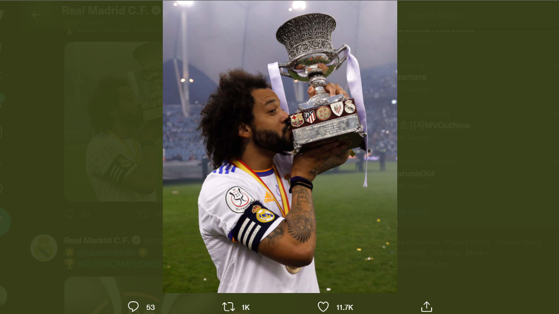 Marcelo mencium trofi Piala Super Spanyol yang dimenangkannya bersama Real Madrid, Senin (17/1/2022).