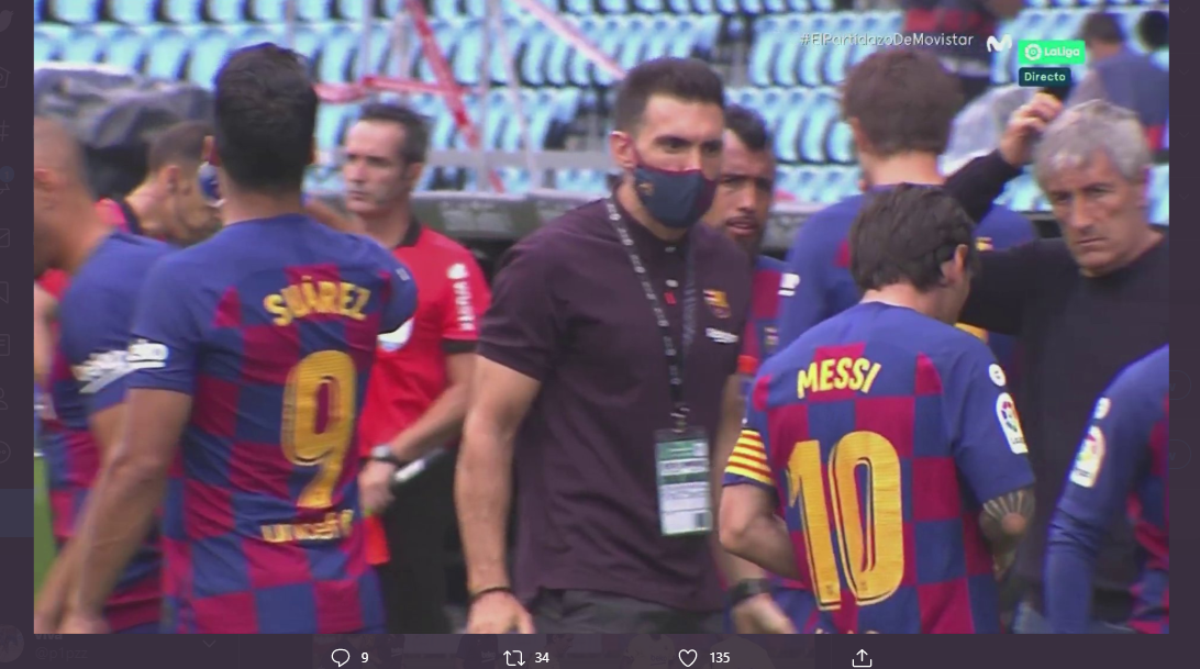 Lionel Messi terlihat tidak memperhatikan arahan yang diberikan oleh Eder Sarabia saat Barcelona melawan Celta Vigo 27 Juni 2020.