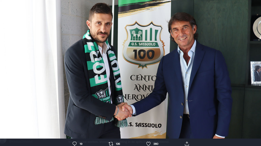 Alessio Dionisi (kiri) saat bergabung dengan Sassuolo pada 15 Juni 2021.