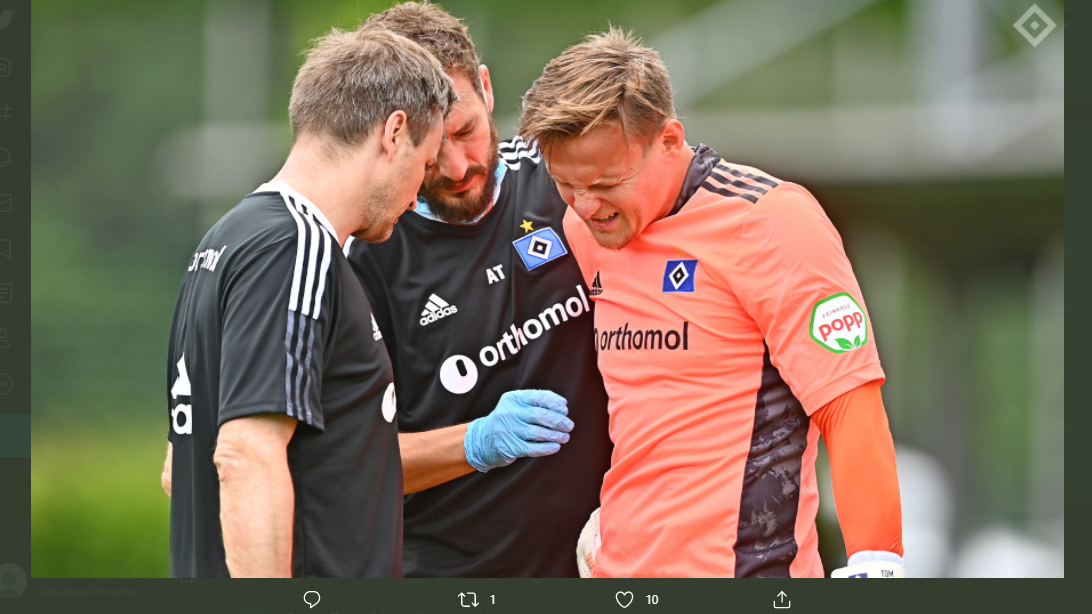 Tom Mickel, kiper klub Liga Jerman, Hamburg SV mengalami cedera bahu dalam sebuah laga.