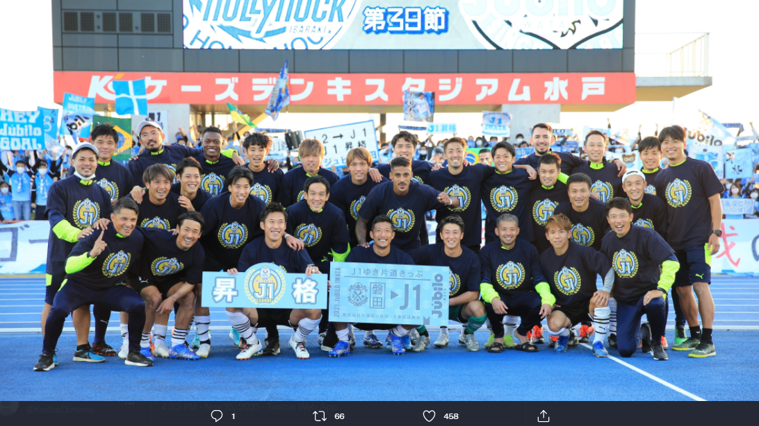 Skuad Jubilo Iwata berfoto usai memastikan diri promosi ke J1 League musim depan.