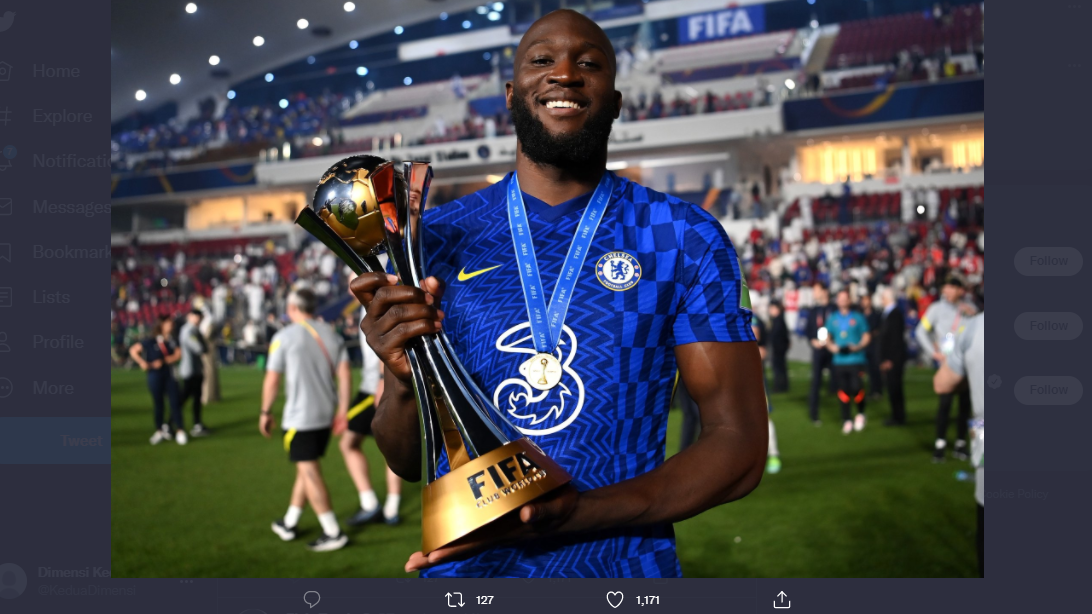 Romelu Lukaku memegang trofi Piala Dunia Antarklub yang dimenangkannya bersama Chelsea.