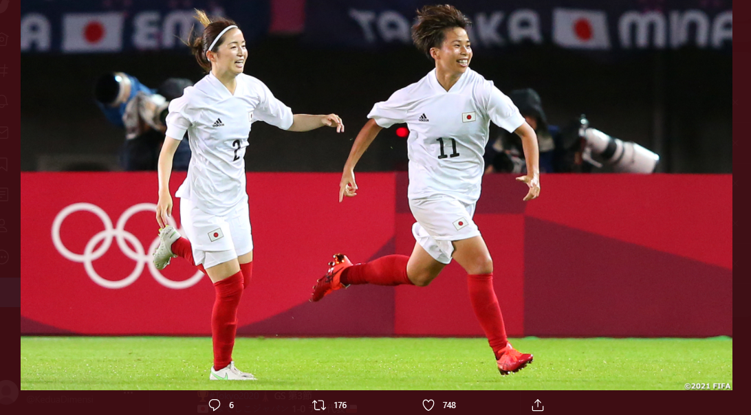 Pemain Jepang, Mina Tanaka dan Risa Shimizu merayakan gol ke gawang Cile di Olimpiade Tokyo, Selasa (27/7/2021).