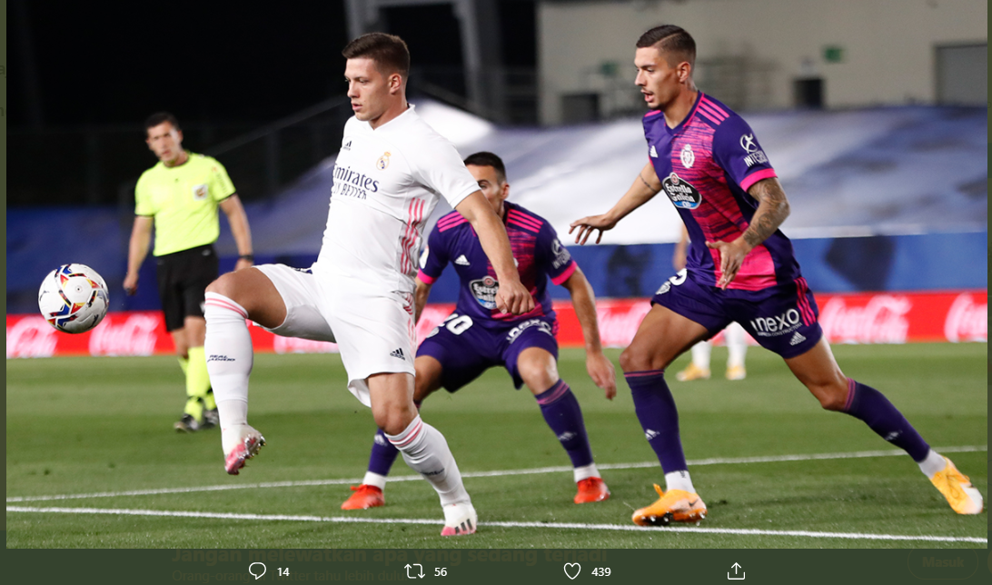 Penyerang tengah Real Madrid, Luka Jovic (kiri), saat turun melawan Real Valladolid pada pertandingan ketiga Liga Spanyol 2020-2021, Rabu (30/9/2020) malam. 