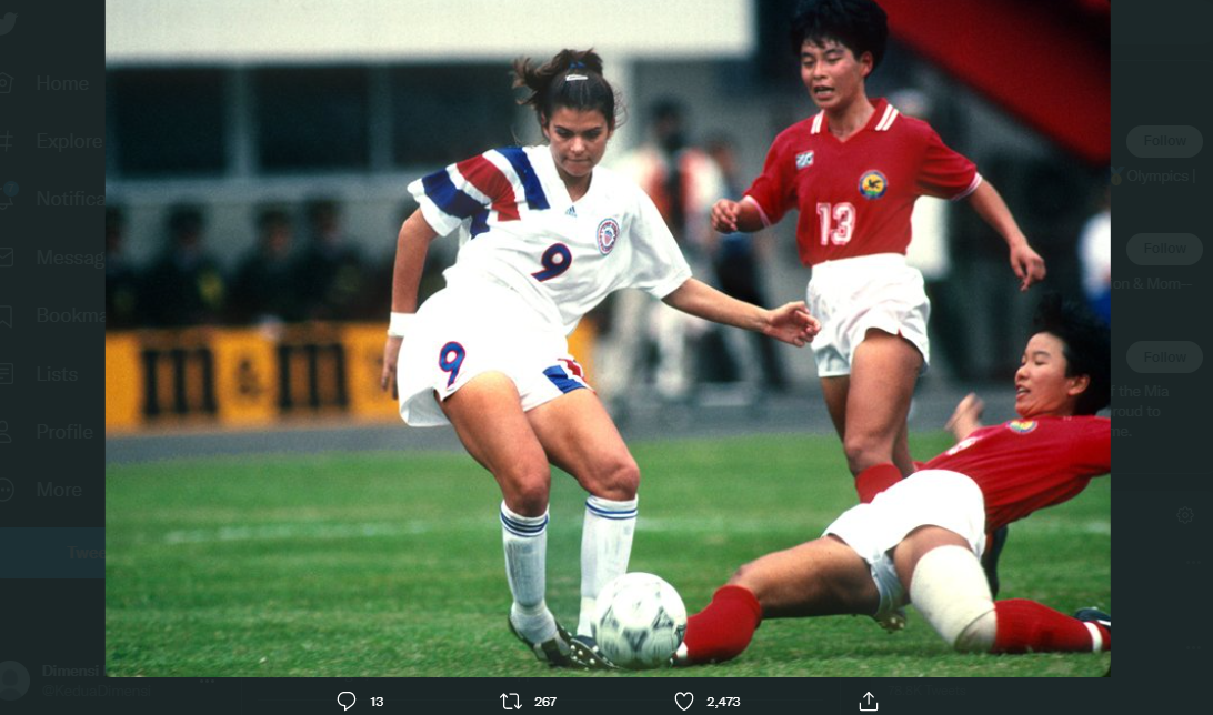 Kristine Lilly (jersey putih) saat menjalani debut bersama Timnas Amerika Serikat, 3 Agustus 1987.