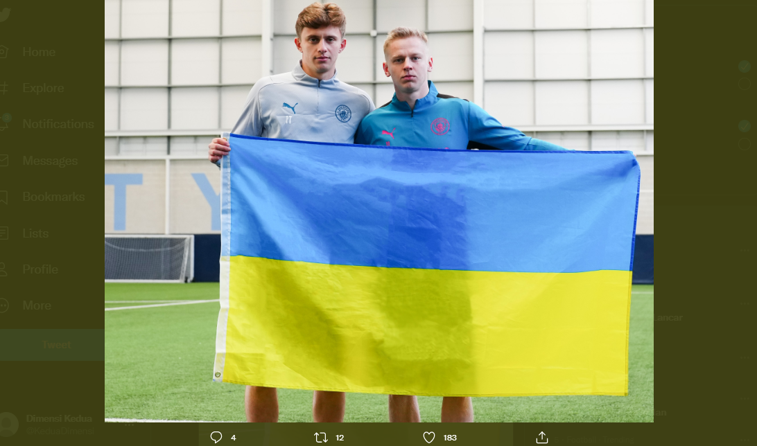 Oleksandr Zinchenko (kiri) bersama Andrii Kravchuk, pemain Ukraina yang diizinkan berlatih di Manchester City.