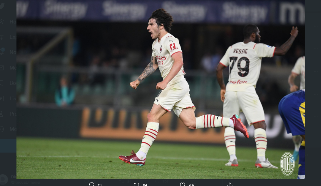 Gelandang AC Milan, Sandro Tonali, merayakan golnya lawan Hellas Verona, Senin (9/5/2022) dini hari WIB.