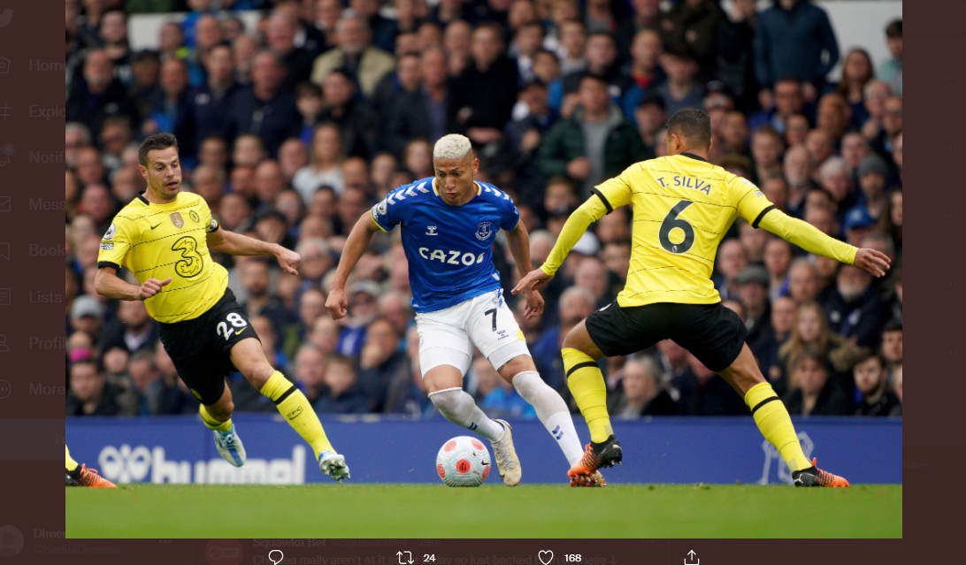 Striker Everton, Richarlison, mencoba melewati adangan bek Chelsea, Thiago Silva, Minggu (1/5/2022) malam WIB.