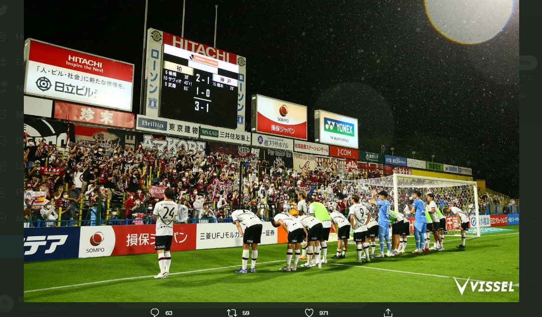 Vissel Kobe menghampiri pendukungnya usai kalah 1-3 dari Kashiwa Reysol di Meiji Yasuda J1 League (18/6/2022).