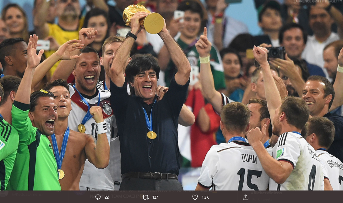 Joachim Low merayakan gelar juara Piala Dunia 2014 bersama para pemain timnas Jerman.