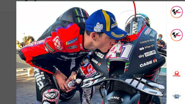 Pembalap Aprilia, Aleix Espargaro, merayakan keberhasilannya merebut pole position MotoGP Argentina 2022 dengan mencium motor RS-GP. Sehari kemudian, ia berhasil merebut kemenangan pertama sepanjang karier dan untuk Aprilia di kelas MotoGP.