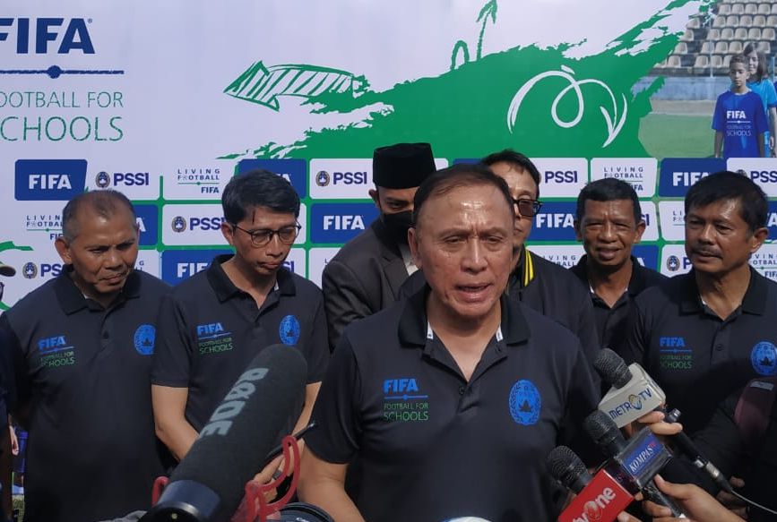 Ketum PSSI, Mochamad Iriawan pada kegiatan Program FIFA Football for Schools di lapangan Rugby, GBK, Jakarta, Jumat (28/10/2022).