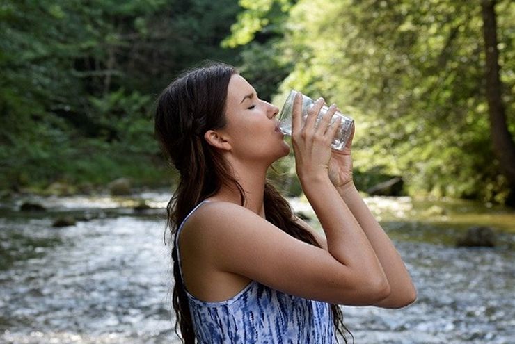8 Manfaat Penting Minum Air Putih saat Perut Kosong