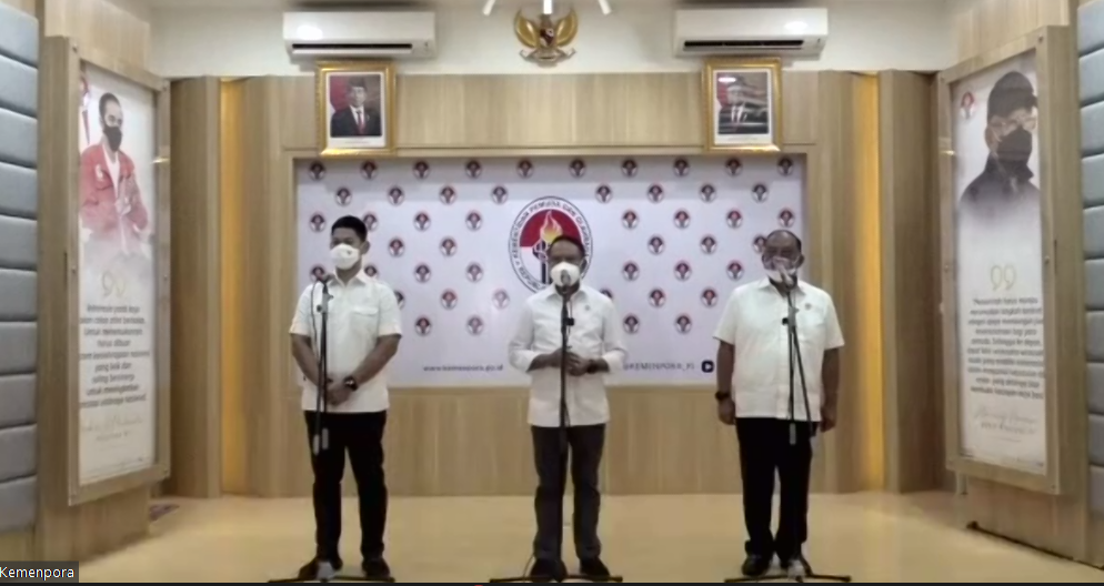 Menpora Zainudin Amali (tengah) didampingi Ketua umum NOC Indonesia, Raja Sapta Oktohari, dan Ketua Umum KONI, Marciano Norman, dalam konferensi pers terkait dispensasi karantina bagi pelaku olahraga di tahun 2022.