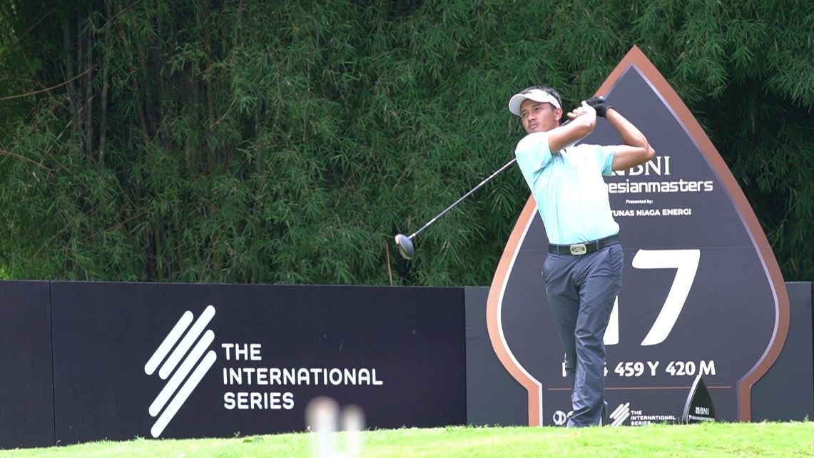 Aksi pegolf Tanah Air, Kevin Caesario Akbar dalam putaran akhir Indonesian Masters 2022 di Royale Golf Club Jakarta.