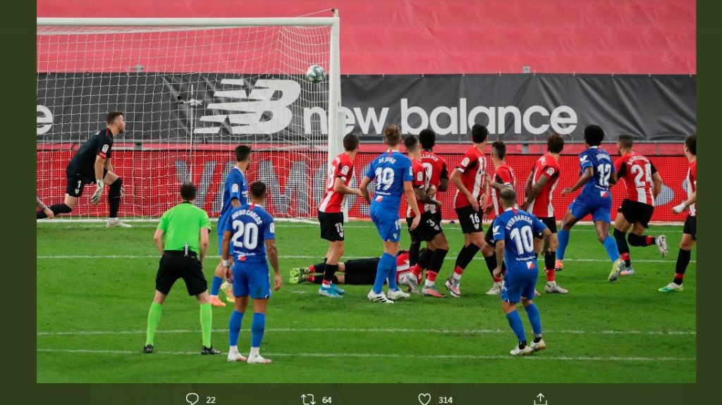 Pemain Sevilla, Ever Banega, mencetak gol ke gawang Athletic Bilbao Lewat tendangan bebas.