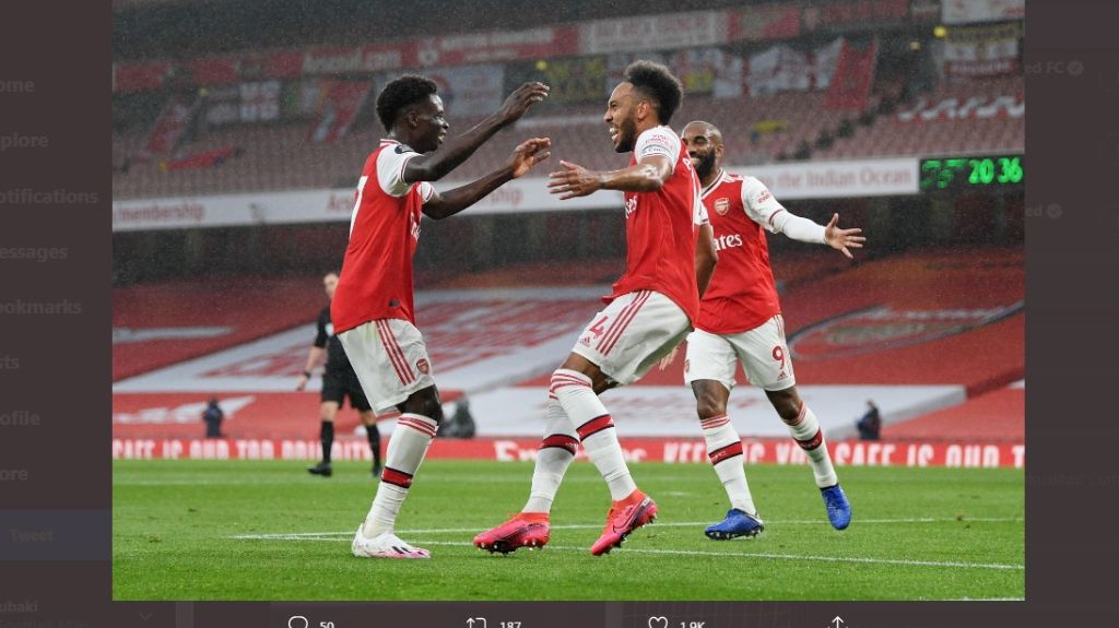 Pierre-Emerick Aubameyang (kanan) merayakan gol Arsenal bersama Bukayo Saka (kiri).